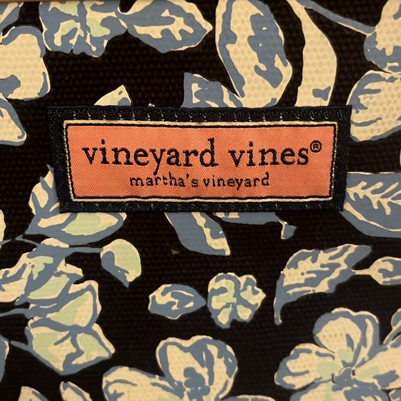 Vineyard vines Extra Large Tote with Leather Handles - Picture 5 of 5